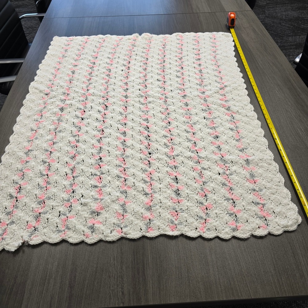 Handmade Crochet Baby Blanket White Pink Gray Shell Stitch Scalloped‎ Edge 35x43